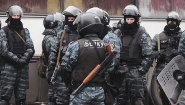 Беркутовец, издевавшийся над Гаврилюком, разгоняет демонстрации в Москве - Сотник