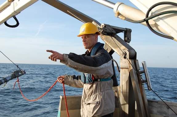 Исследование моря. Исследователи моря. Отбор морской воды. Научные исследования в морских Водах. Дночерпатель морской.