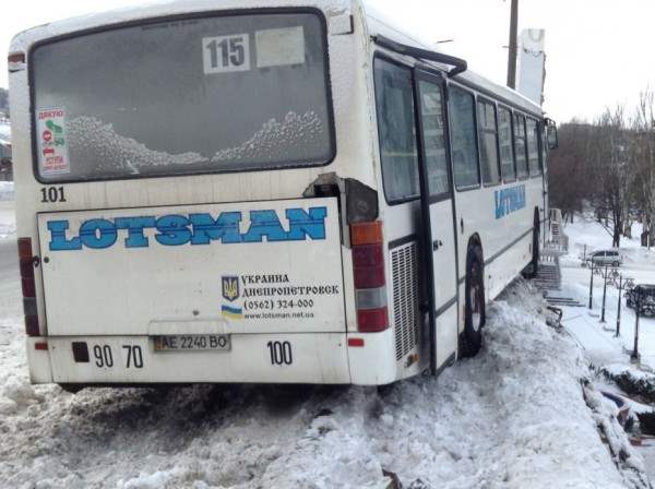 Автобус днепропетровск чуть не упал с моста2