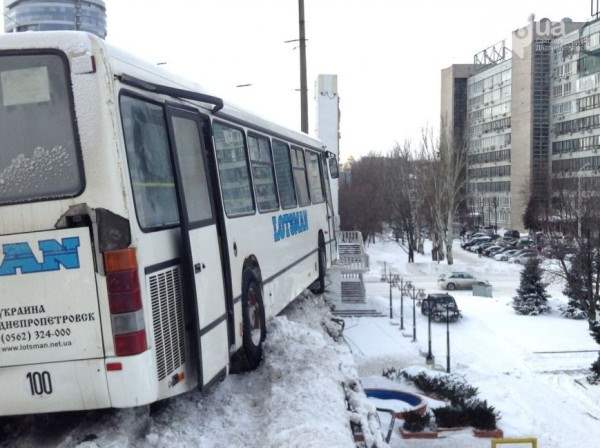 Автобус днепропетровск чуть не упал с моста8