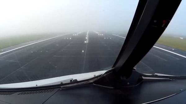 в тумане самолет