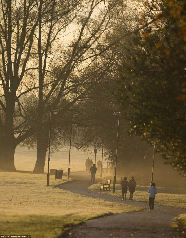Лондонцы наслаждаются утренней быстрой ходьбой около стадиона Уэмбли.