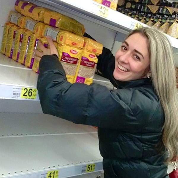 Она нашла свое счастье. Найти гречку в магазине становится все сложнее. Возвращаются времена СССР, когда подобные деликатесы были доступны лишь узкому кругу "приближенных" людей.