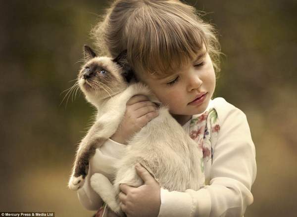 Девочка обнимает мягкого кота
