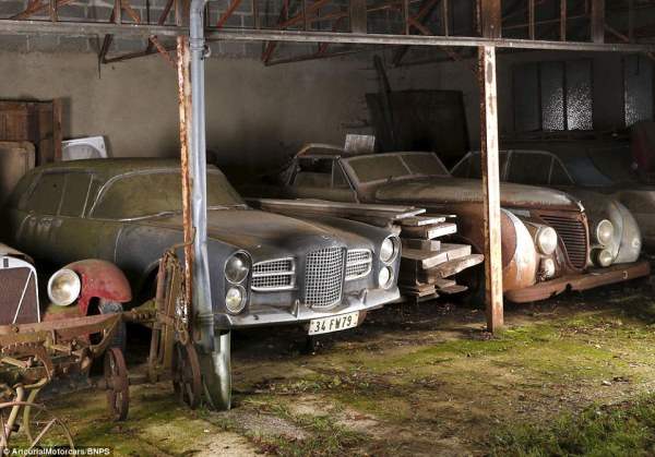 Facel Vega (слева) и Talbot-Lago (справа). Автомобили находились под этими навесами около 50 лет.