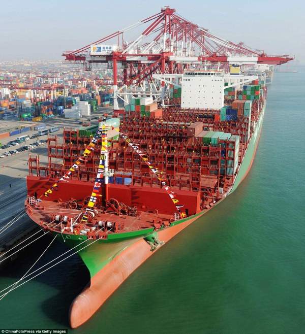 CSCL Globe - в порту Циндао в Китае перед первым рейсом. Настоящий Хозяин Морей. 