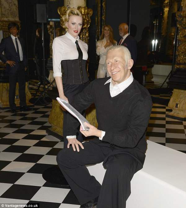  Муляж Мадонны стоит рядом с модельером Жаном-Полем Готье на выставке 