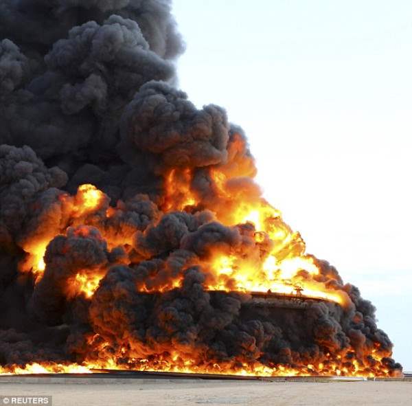 Массивный резервуар  с нефтью горит в Ливийском порту Аль-Сидра