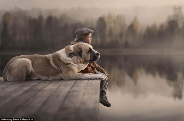 С собакой в обнимку глядя на озеро