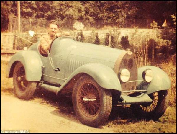 На фото Бернард Триллон, владелец находки. Этот авто хранился в сарае с 1953 года.