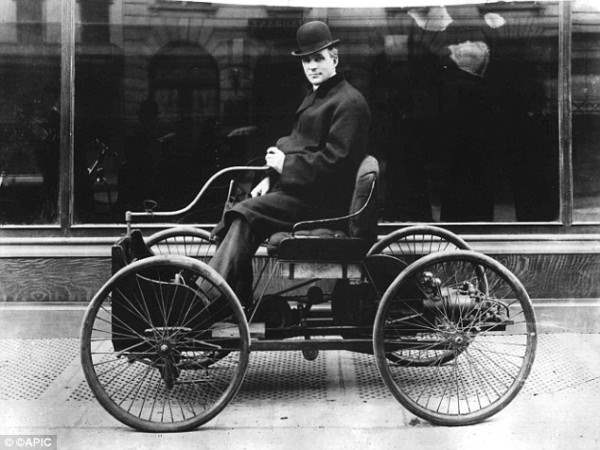 Генри Форд (на фото) был пионером отрасли в начале 20-го века, сделав революцию в автомобильной промышленности с его моделью "Форд"