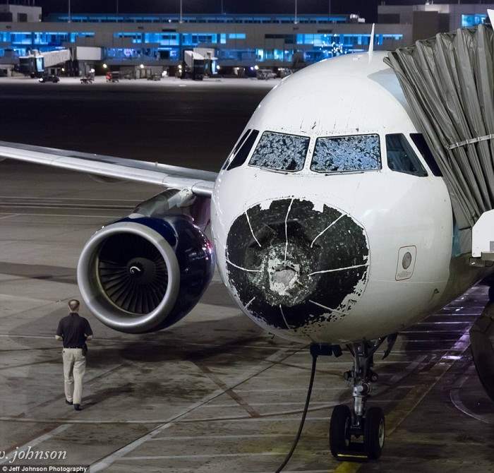 Лобовое стекло и конус Аэробуса 320 были серьезно повреждены во время града над восточным Колорадо. Самолет на фото в международном аэропорту Денвера, где он совершил вынужденную посадку.