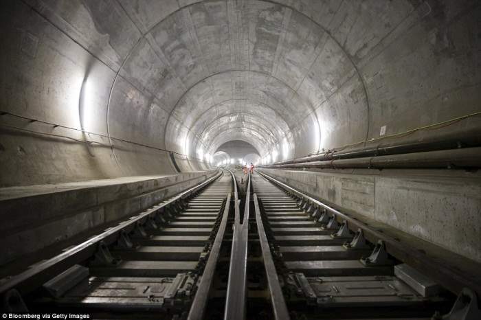 Строительство тоннеля под Швейцарскими Альпами началось в 1996 году.