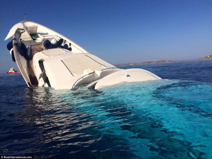 Яхта затонула у Греческого острова Миконос.