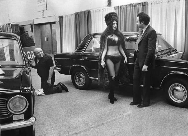 Модель в бикини представляет LADA на автосалоне в Нью-Йорке, 1973.