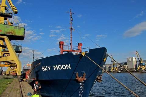 Sky Moon судно
