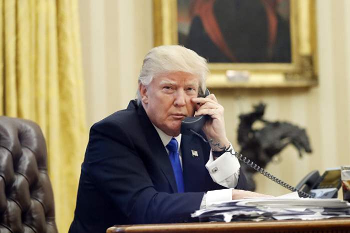 Трамп Говорит по телефону