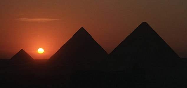 news-pyramids-sunset