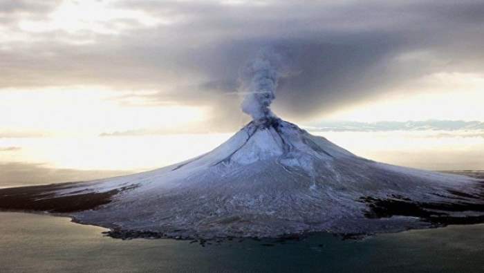 Вулкан Богослов на Аляске