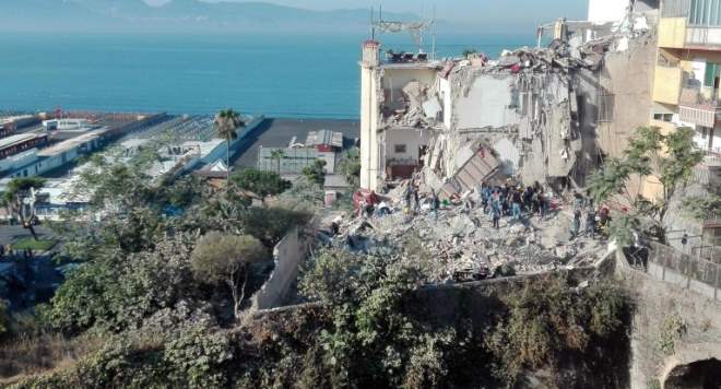 Неаполь обрушение здания