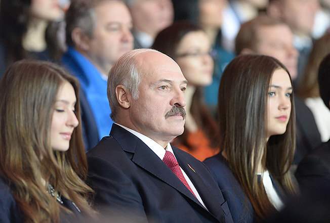 Лукашенко и девушки