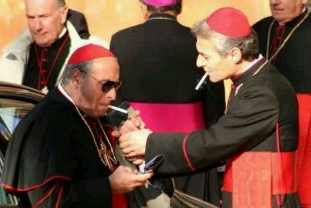 В Ватикане запретили сигареты