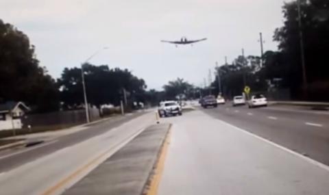 Легкомоторный самолет приземлился на шоссе во Флориде