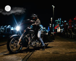 Мотоцикл и полная луна