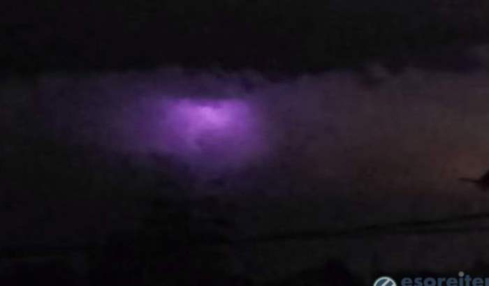 фиолетовое свечение в небе над Филиппинами