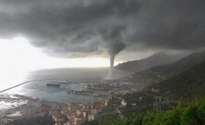 водный торнадо в Итали