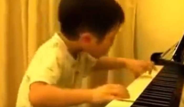 мальчик пианино
