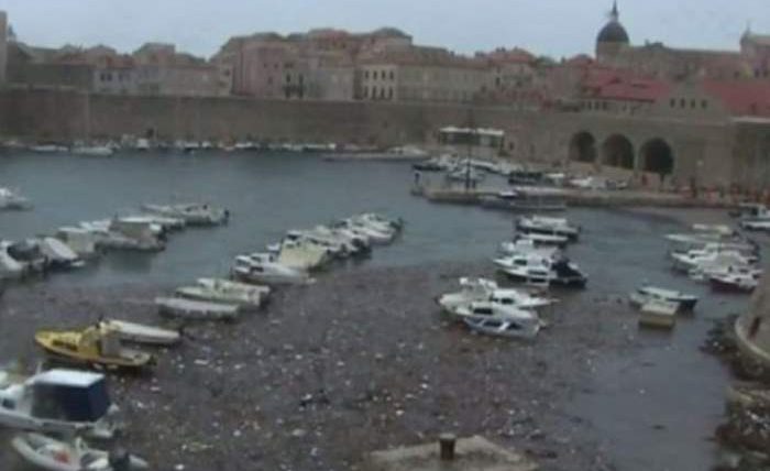 Хорватское побережье завалено мусором