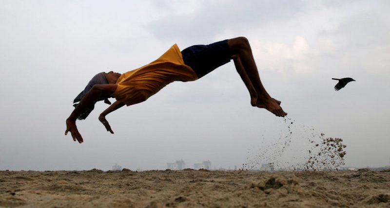 Мальчик на пляже в Кочи, Индия.