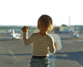 ребенок в аэропорту