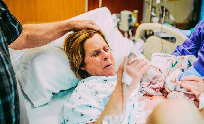 61-летняя бабушка родила свою внучку