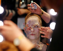 Модель во время конкурса макияжа