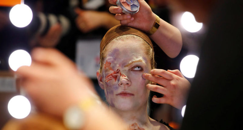 Модель во время конкурса макияжа