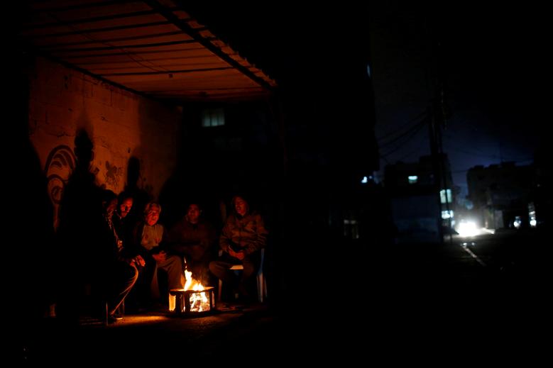Палестинцы сидят у костра