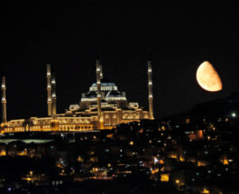 Луна поднимается над мечетью