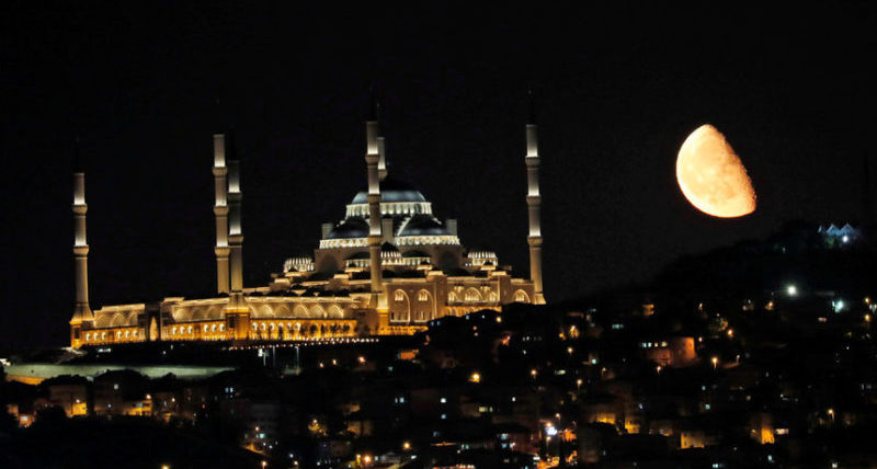 Луна поднимается над мечетью
