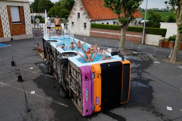 Люди купаются в списанном городском автобусе
