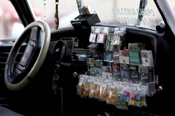 Сладости и сигареты продаются в такси
