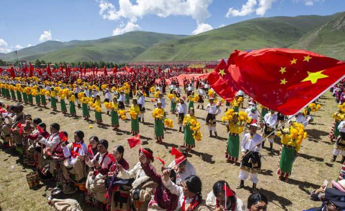 Тибетцы выступают