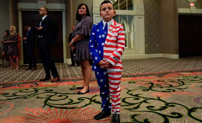 Мальчик, одетый в костюм с цветами флага США