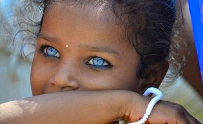 голубые глаза