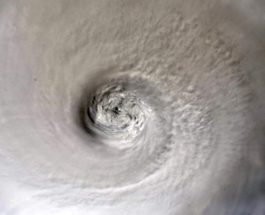 Глаз урагана «Дориан»