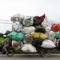 Сборщик отходов транспортирует пластиковый лом