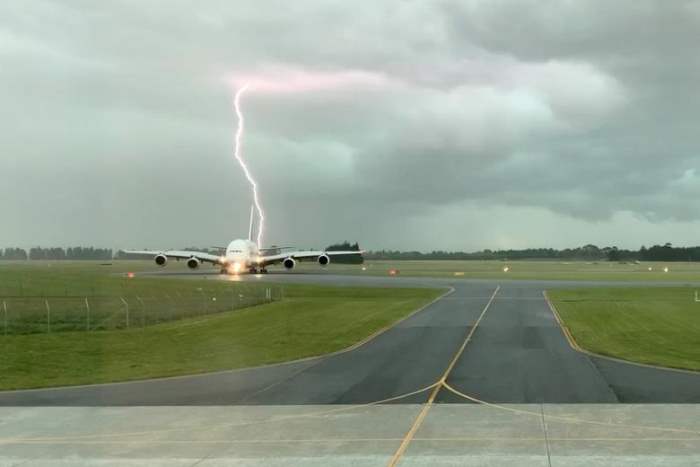 Удар молнии возле самолета