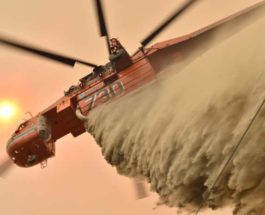 Вертолет сбрасывает огнезащитный состав