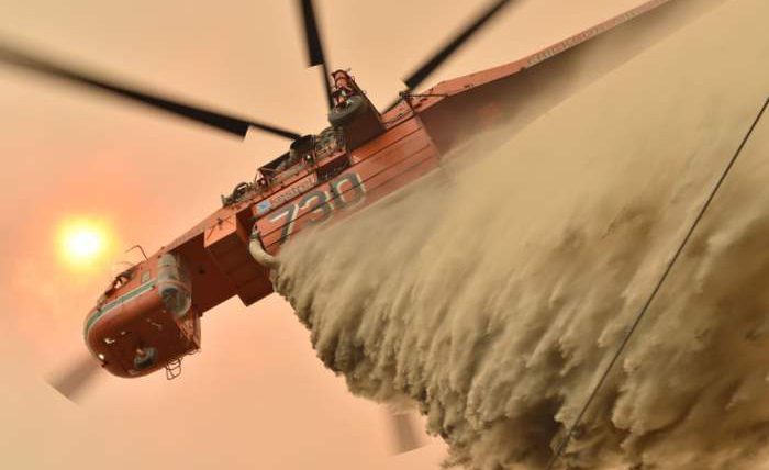 Вертолет сбрасывает огнезащитный состав